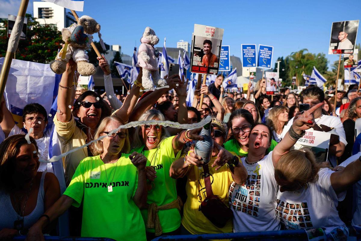 Cientos de personas aguardan en Tel Aviv el regreso de los rehenes liberados por Hamás