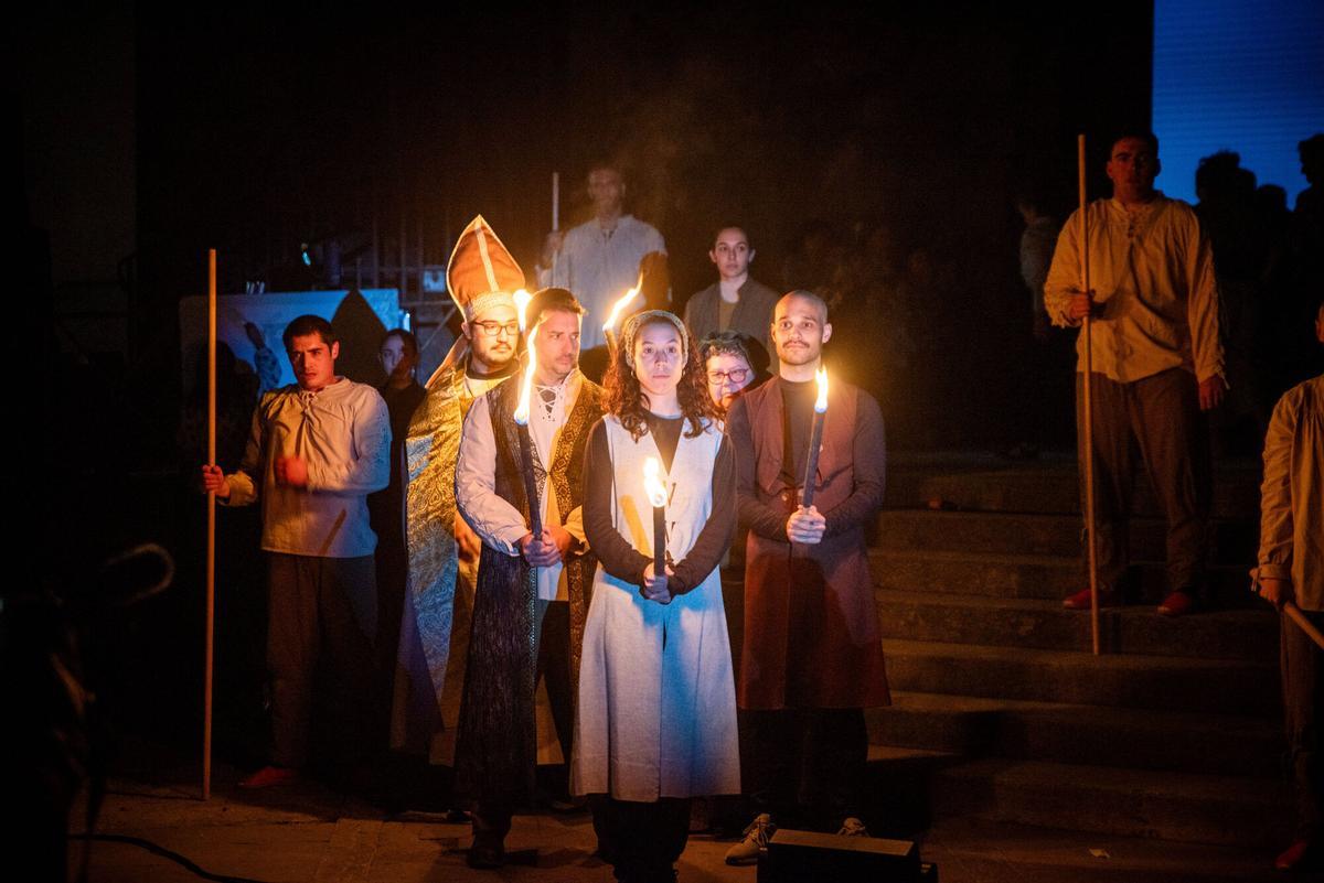 La prèvia de la Llum homenatja el miracle de la Séquia amb atletes, espelmes i espectacle