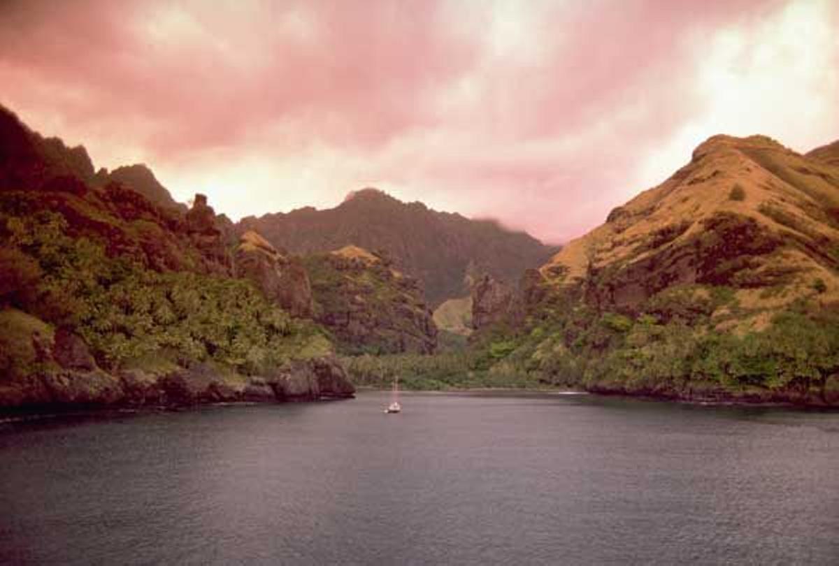Barco navegando en el Bahía de las Vírgenes en la isla de Fatu Hiva.