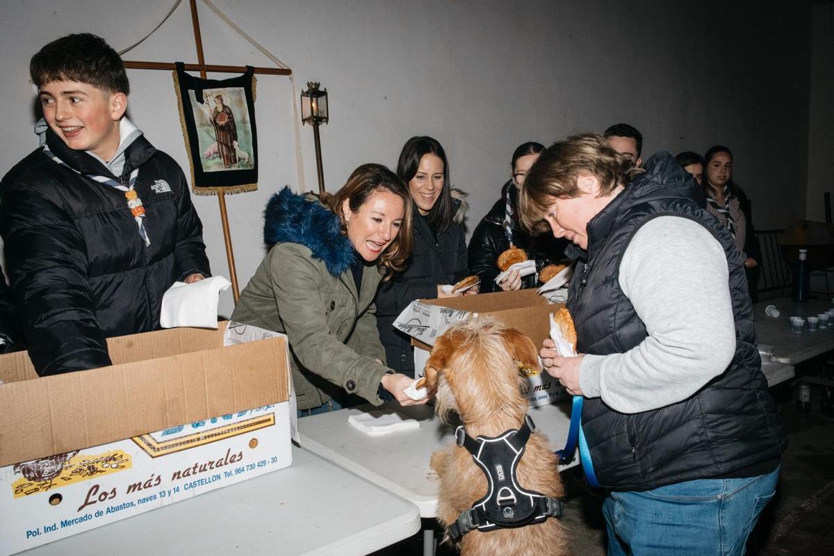 La alcaldesa da una 'coqueta' a un perro participante en el acto.