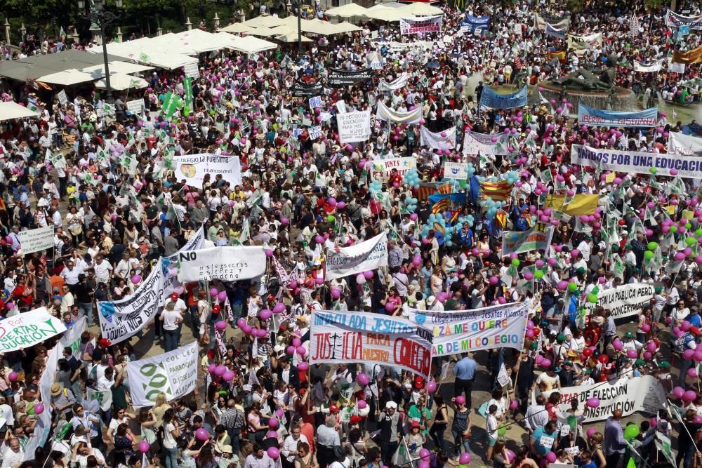 Cientos de alicantinos, en la protesta contra Marzà en Valencia