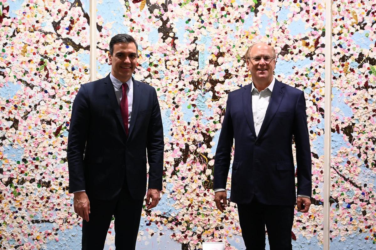 Pedro Sánchez junto a Larry Fink, CEO de BlackRock, en una visita institucional a Nueva York.