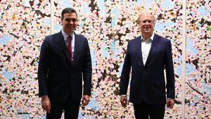 Pedro Sánchez junto a Larry Fink, CEO de BlackRock, en una visita institucional a Nueva York.