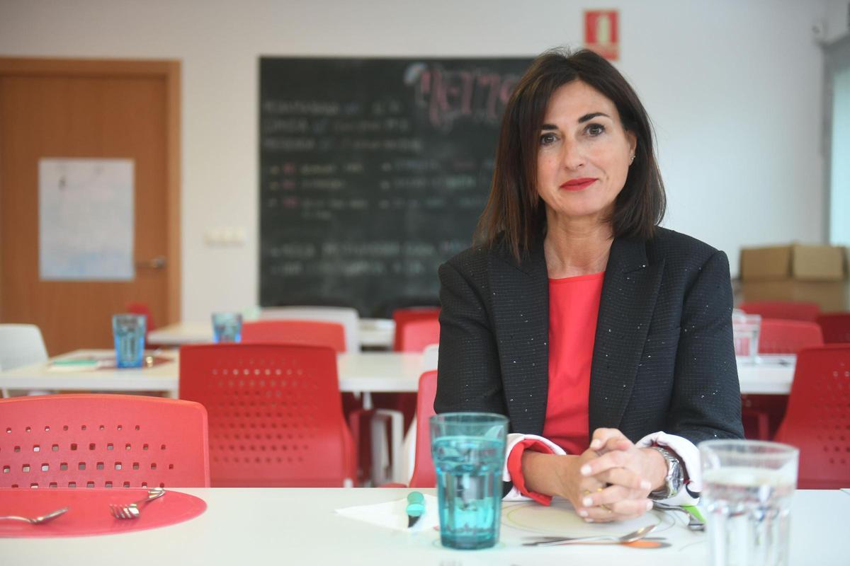 Fátima Pérez, directora de ABAC, en el comedor terapéutico de la asociación, en sus actuales instalaciones, en el Barrio de las Flores.