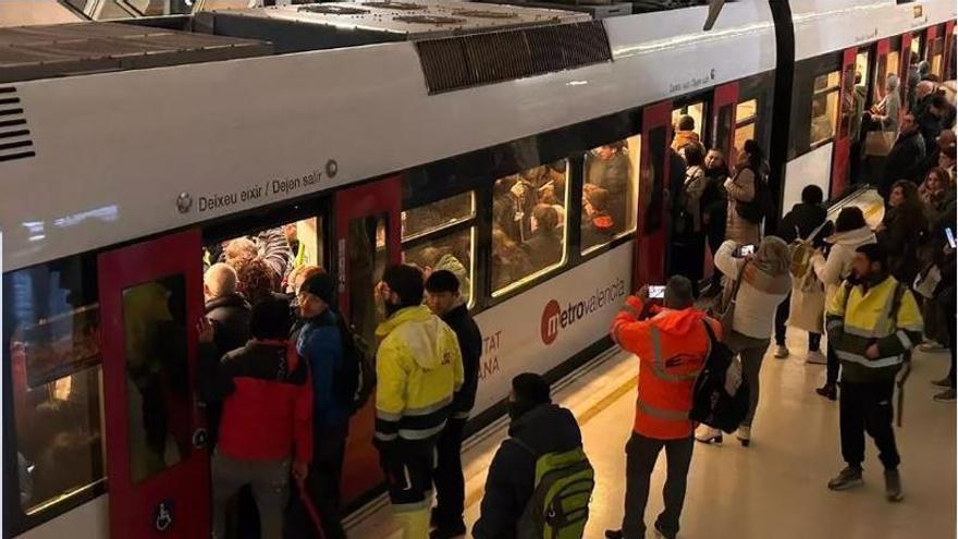 Metros llenos en el macro finde fallero.