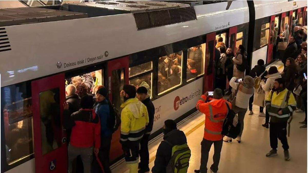 Tren de la red de Metrovalencia completamente abarrotado de viajeros.