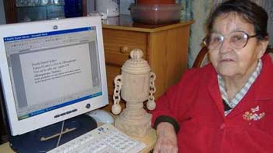 Zapatero regala un ordenador a una vecina de Alburquerque
