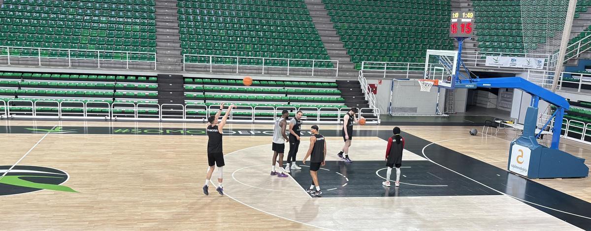 Kalinicenko se ejercita con un triple durante el entrenamiento del Cáceres de este viernes.