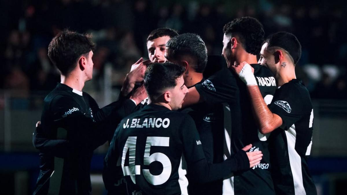 Los jugadores de Ronin FC celebrando un gol