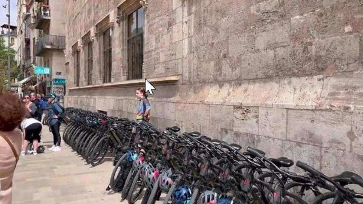 Decenas de bicicletas aparcadas en la fachada de la Lonja de Seda en Valencia.