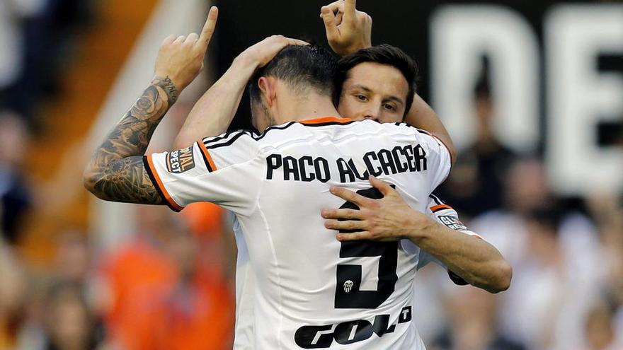 Alcácer celebra el tercer gol del Valencia al Eibar