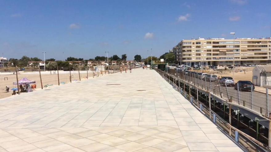 Los vecinos "ocupan" el paseo del dique de Poniente de Torrevieja que está sin terminar