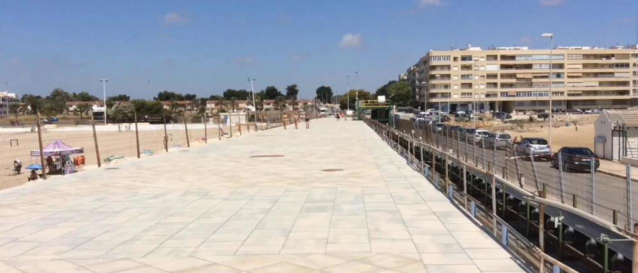 Los vecinos "ocupan" el paseo del dique de Poniente de Torrevieja que está sin terminar