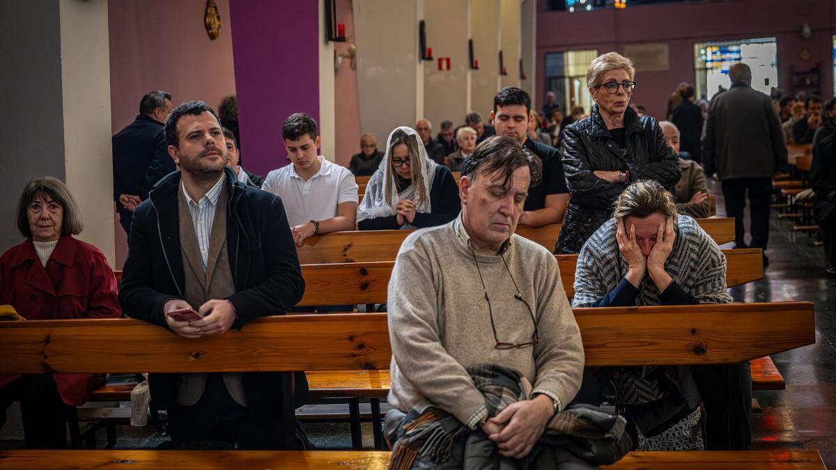 Rezos y protestas para frenar el derribo de una iglesia en Barcelona.