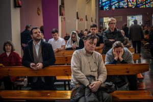 Rezos y protestas para frenar el derribo de una iglesia en Barcelona