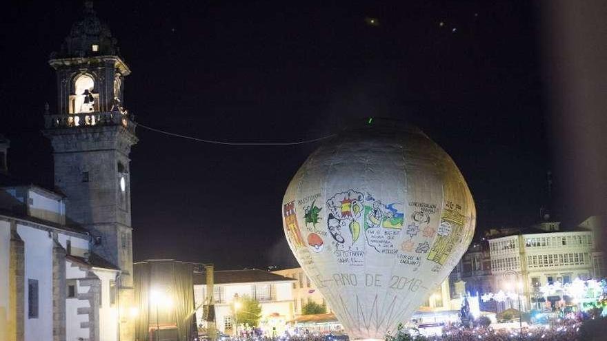 El globo de Betanzos a punto de volar durante las fiestas de San Roque en Betanzos.