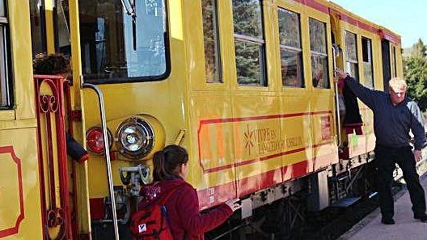 Un dels combois del Tren Groc que cada dia travessa les comarques de la Cerdanya i el Conflent