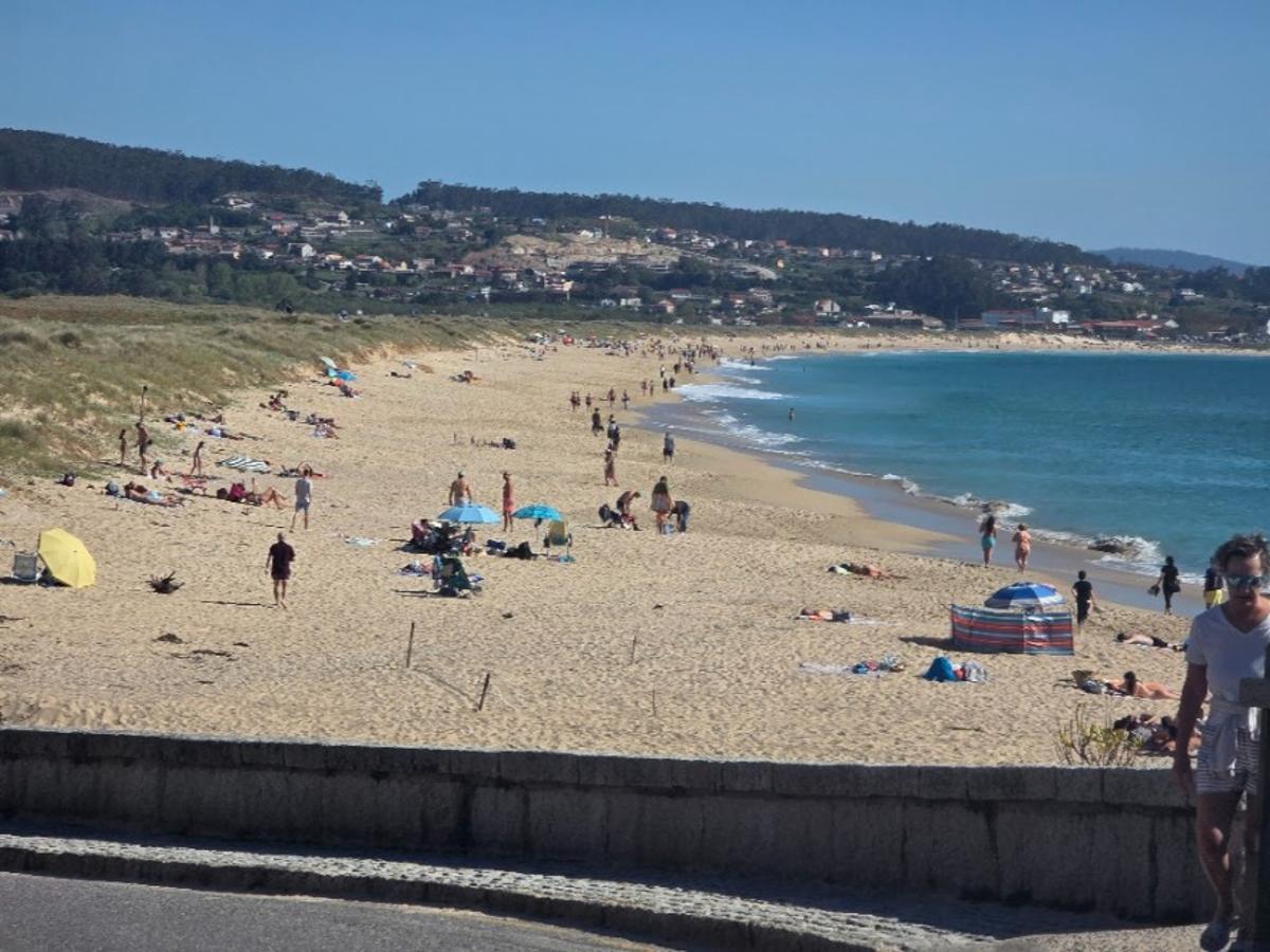 Las playas lucen una imagen veraniega en Viernes Santo. Las playas lucen una imagen veraniega en Viernes Santo.