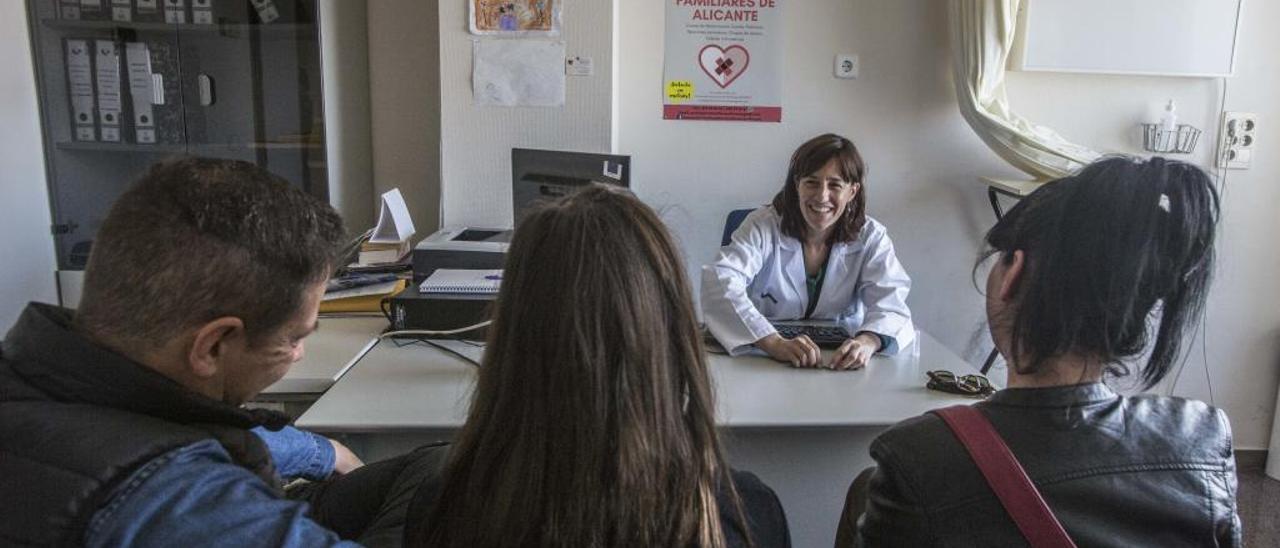 La cardióloga Amaya García atiende a una familia en su consulta del Hospital General. PILAR CORTÉS