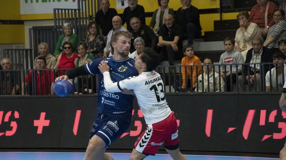 El jugador danés del Frigoríficos, Mads Thymann, defendido por Ahumada en el encuentro ante el Nava.