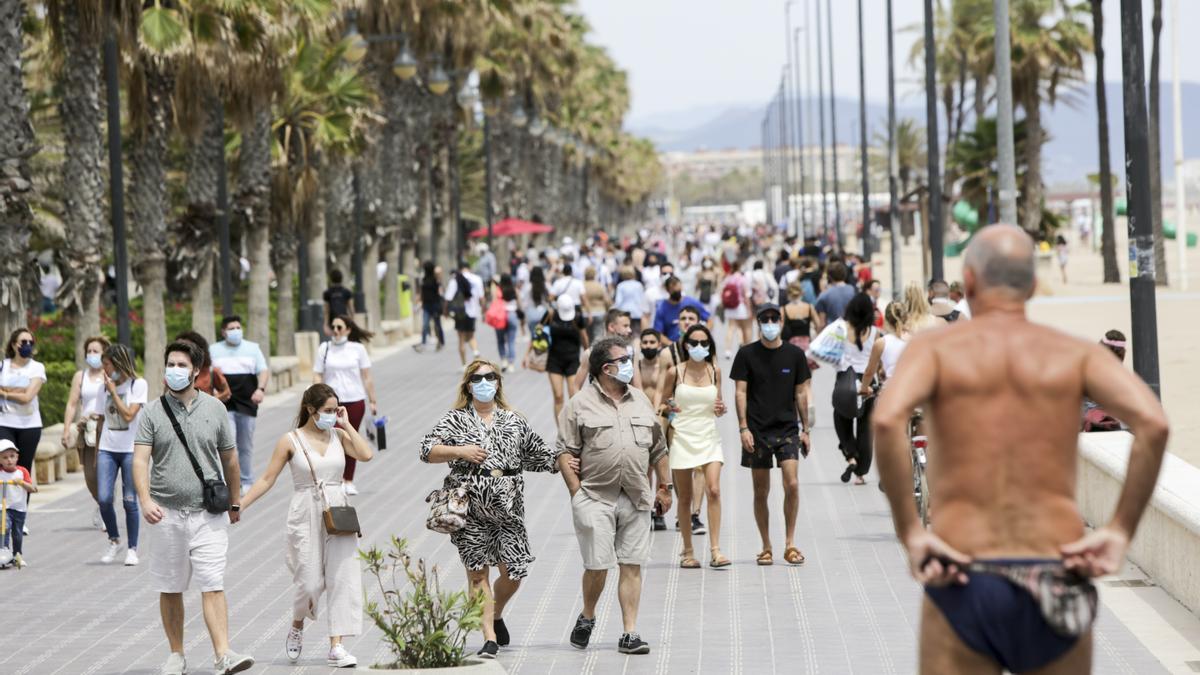 Los turistas abarrotan playas y terrazas