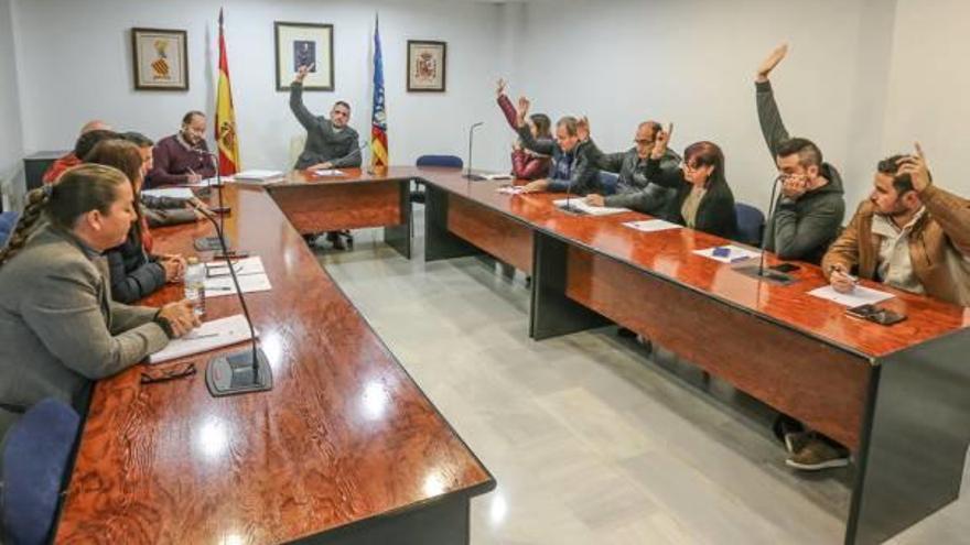 El pleno en el que se aprobó el contrato de las basuras de San Fulgencio, el pasado mes de diciembre.