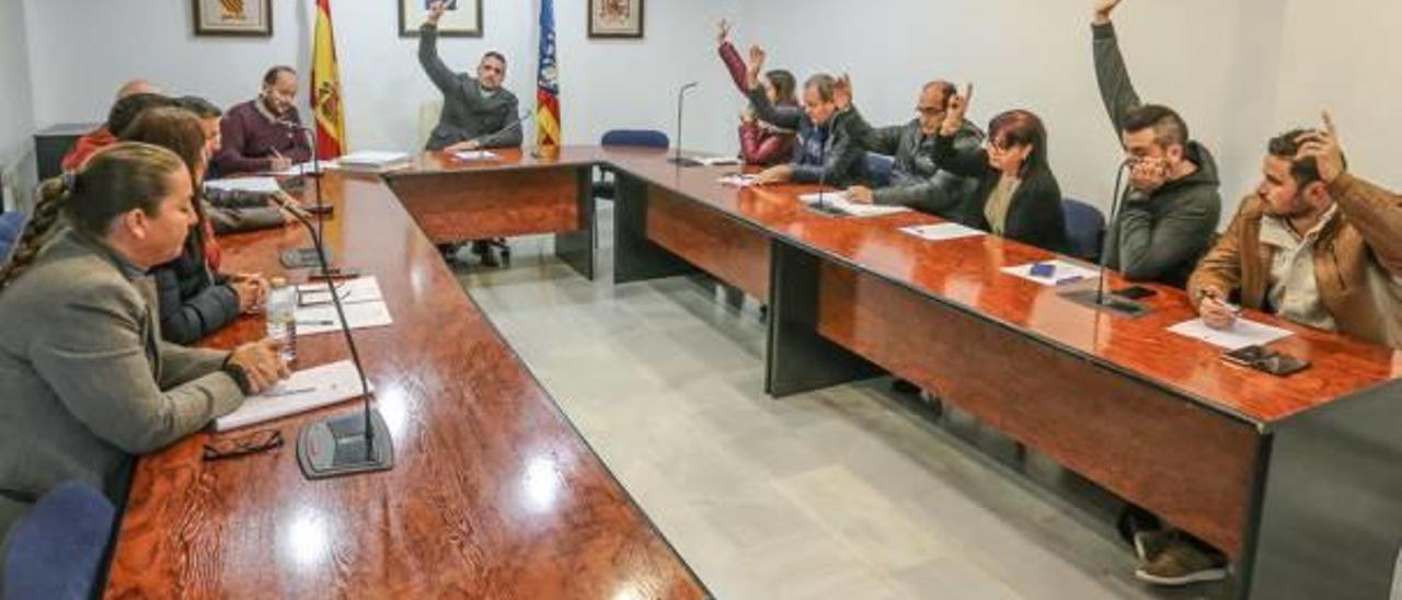El pleno en el que se aprobó el contrato de las basuras de San Fulgencio, el pasado mes de diciembre.