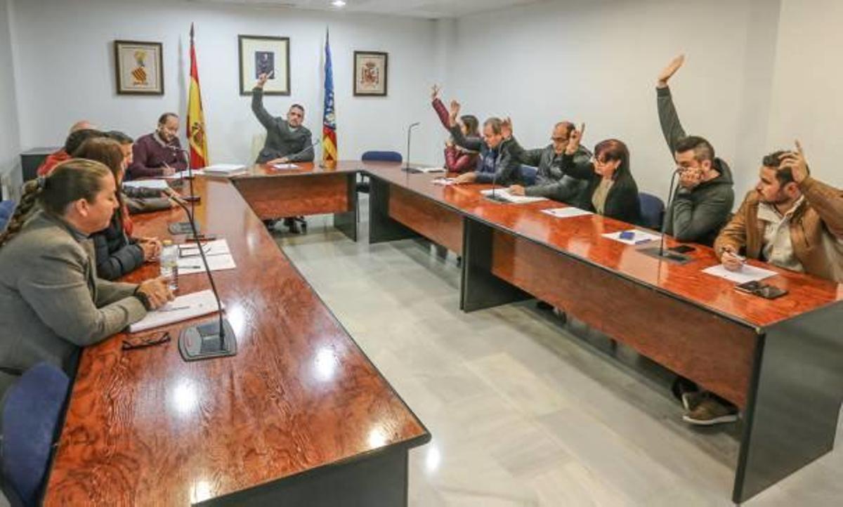 El pleno en el que se aprobó el contrato de las basuras de San Fulgencio, el pasado mes de diciembre.