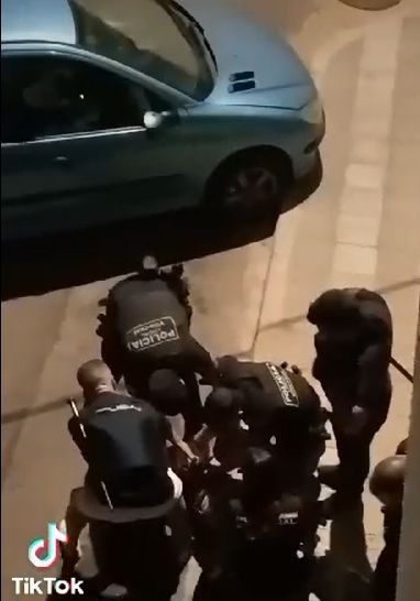 Imagen de los agentes, reduciendo a los detenidos en el suelo.