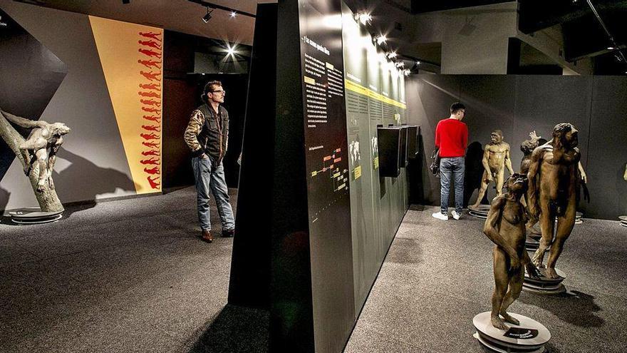 Vista general de los primeros espacios de la exposición &quot;Humanos!&quot;, en La Sala de LA NUEVA ESPAÑA.
