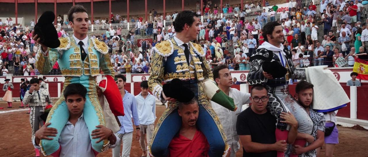 Puerta grande de los tres diestros en la plaza de toros de Zamora. Desde la izquierda: Marcos, Luque y Morante