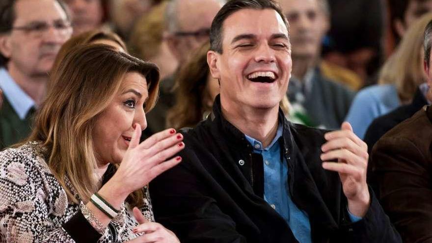 Sánchez se ríe con la secretaria general del PSOE andaluz, Susana Díaz, en el acto de ayer en Sevilla. // Efe