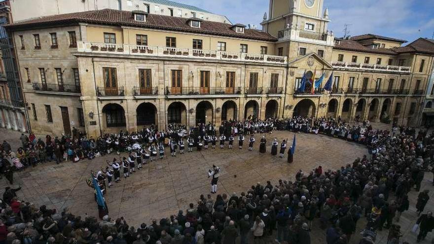 Actuación en la plaza del Ayuntamiento durante la clausura de la edición del folclore en la calle de 2018.