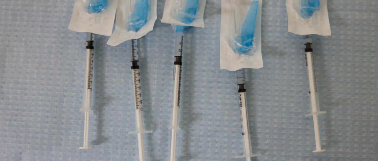 Dosis de la vacuna preparadas para ser inoculadas en Ibiza.