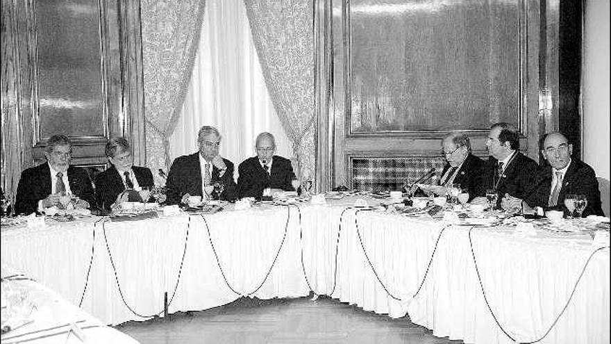 El presidente de Brasil, Luiz Inácio Lula da Silva (primero por la izquierda) y el de Castilla y León, Juan Vicente Herrera (segundo por la derecha) se reúnen en un desayuno de trabajo junto a los miembros del patronato de la Fundación Hispano-Brasileña