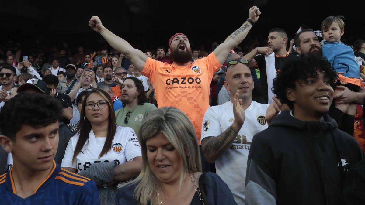 Un aficionado del Valencia CF en la grada de Mestalla