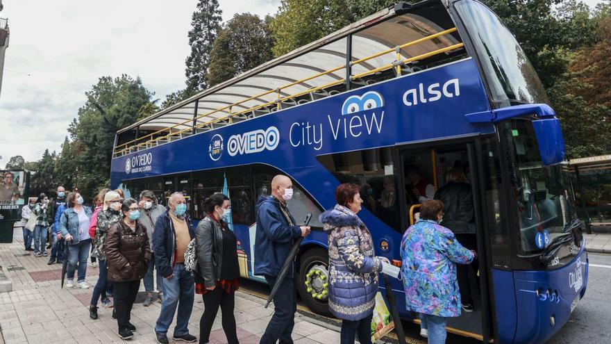 Oviedo quiere que el bus turístico vuelva a operar en Navidad y Semana Santa