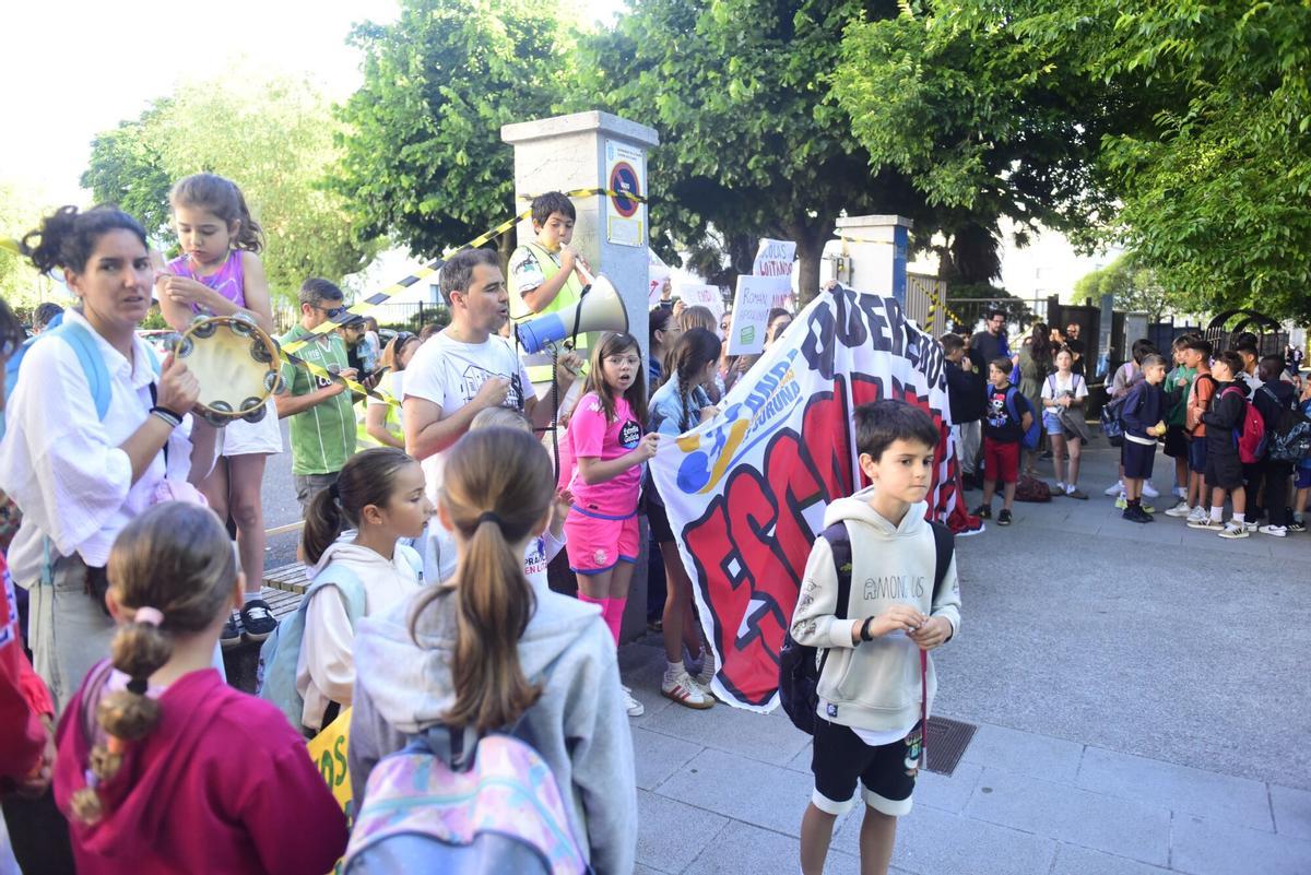 Familias del colegio de Prácticas retoman las manifestaciones frente al centro por la “dejadez” y “abandono” de las administraciones.