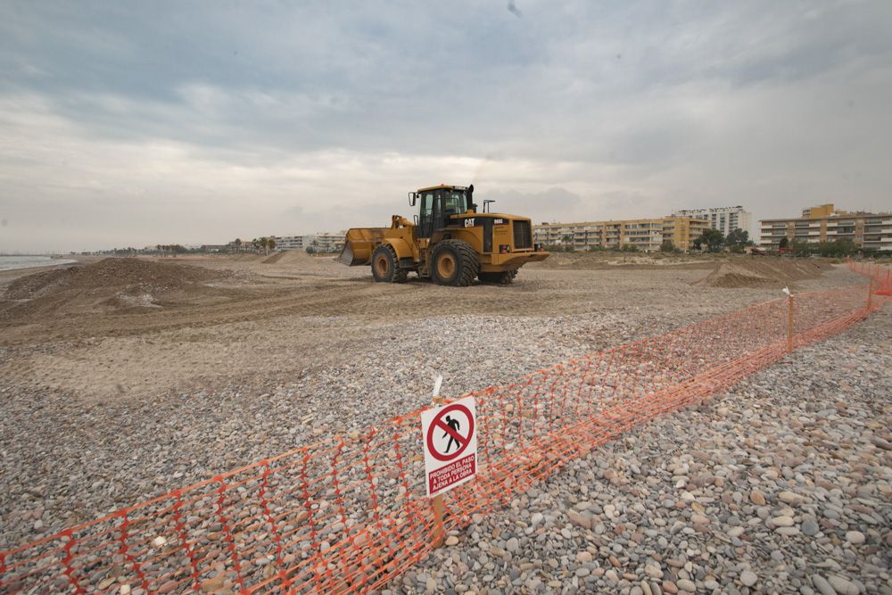 Se inician los trabajos de retirada de piedras en la playa de Canet