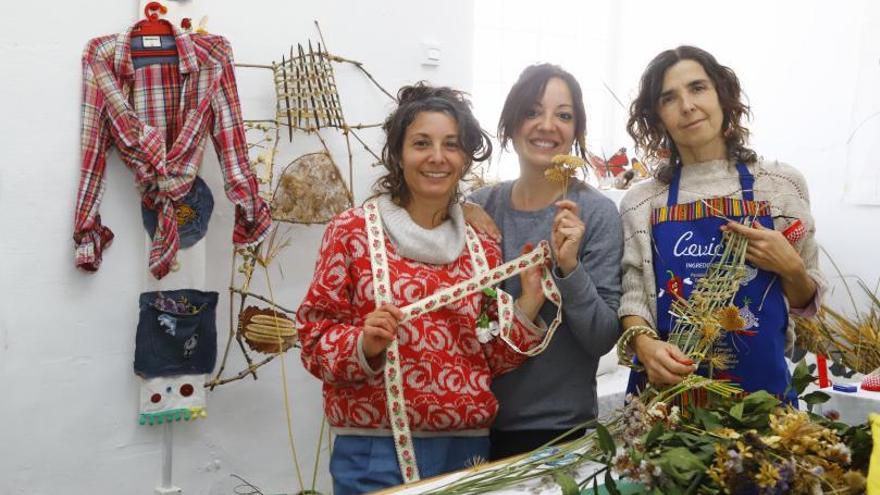 Impulsoras de la iniciativa: de izquierda a derecha, Paula, Isabel e Imbar, en su taller.