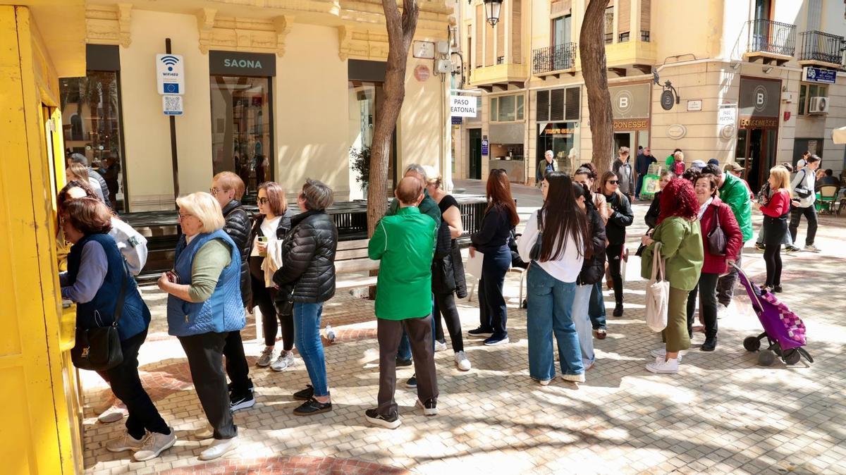 El punto de alquiler de sillas para las procesiones de Semana Santa de Elche está en la Plaça de Baix