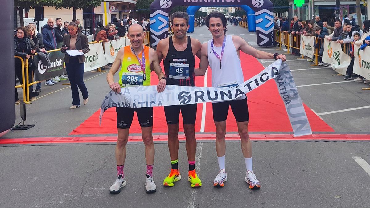 Los tres primeros clasificados de la Mitja Marató Ciutat d’Alzira.