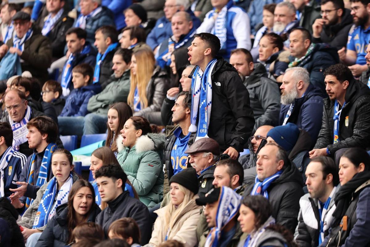 Aficionados azules durante el Real Oviedo-Betis disputado en el Carlos Tartiere.
