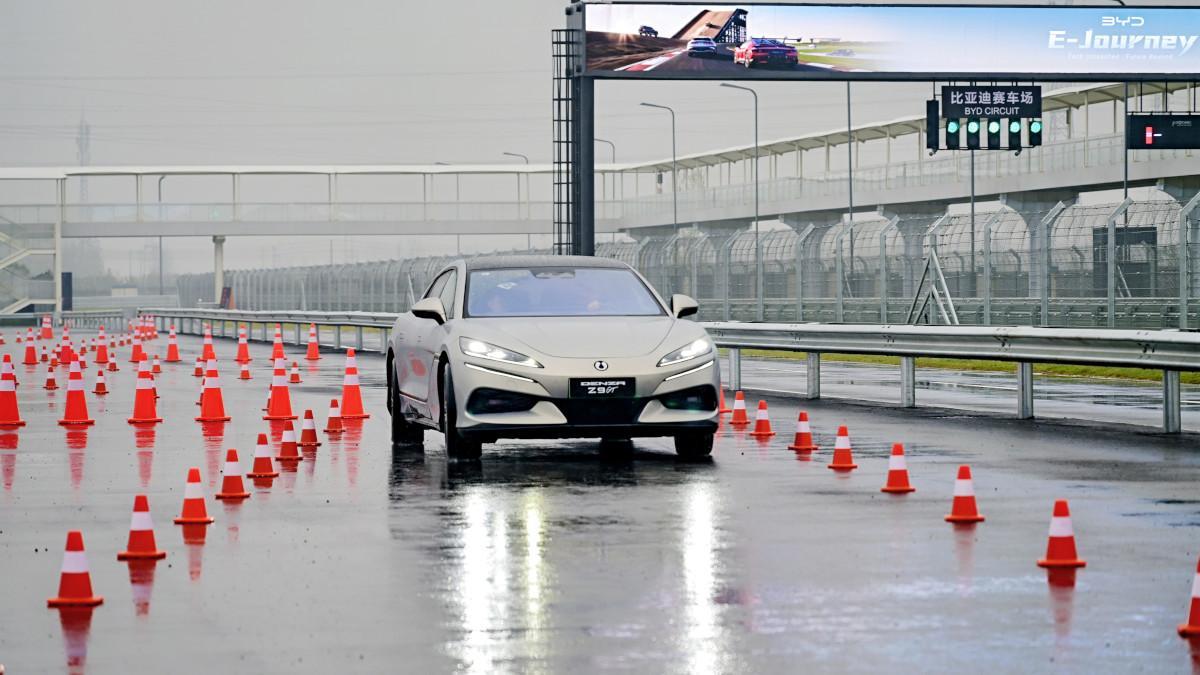 Crab walk con el Denza Z9 GT