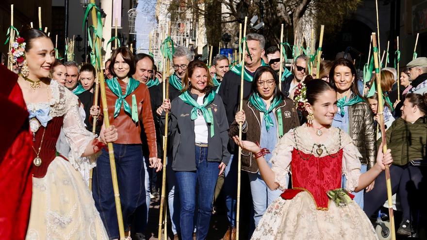 Begoña Carrasco junto a la ministra de Ciencia, Diana Morant, en la salida de la Romeria de les Canyes