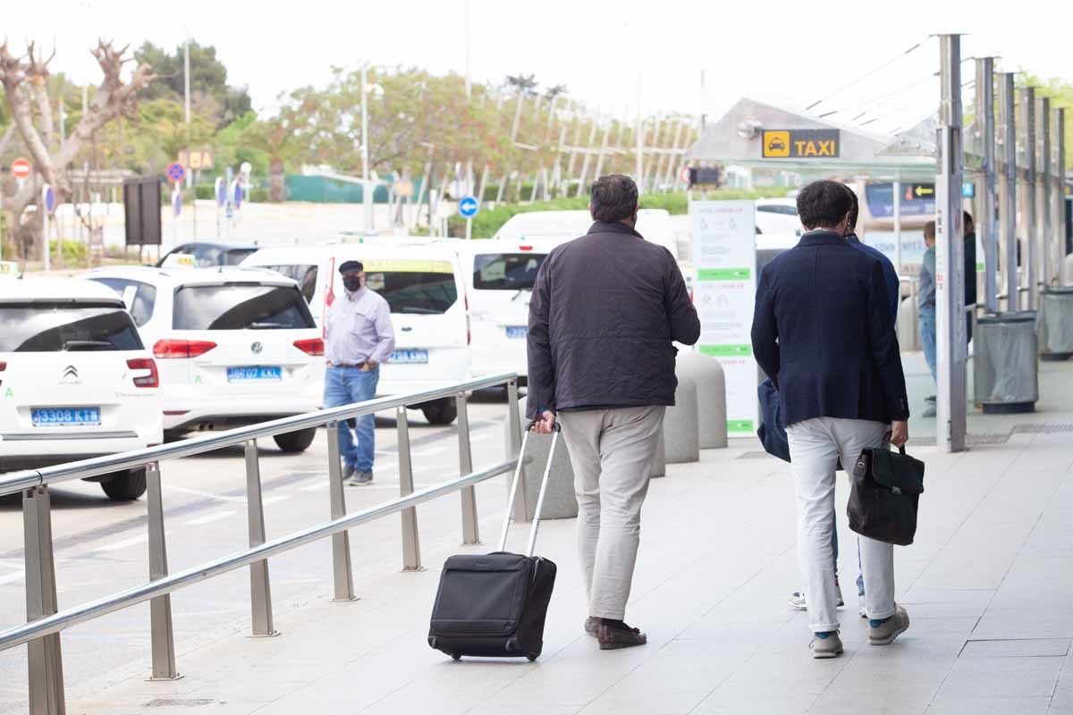 Turistas con cuentagotas en el aeropuerto de Ibiza