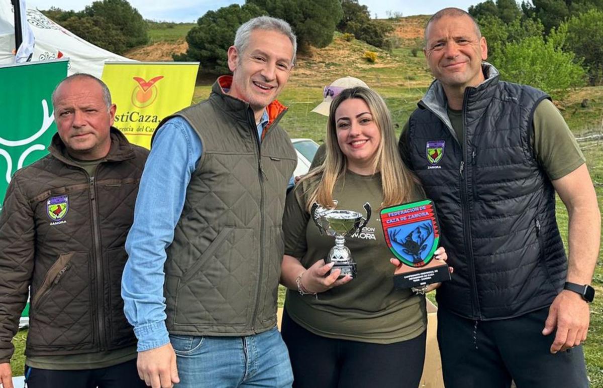 Esther de la Fuente, recibe el trofeo de campeona zamorana. | DZC