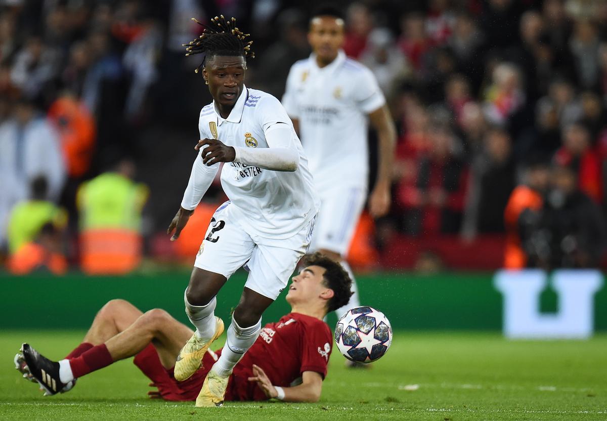 Liverpool (United Kingdom), 21/02/2023.- Stefan Bajcetic (bottom) of Liverpool in action against Eduardo Camavinga of Real Madrid during the UEFA Champions League, Round of 16, 1st leg match between Liverpool FC and Real Madrid in Liverpool, Britain, 21 February 2023. (Liga de Campeones, Reino Unido) EFE/EPA/Peter Powell