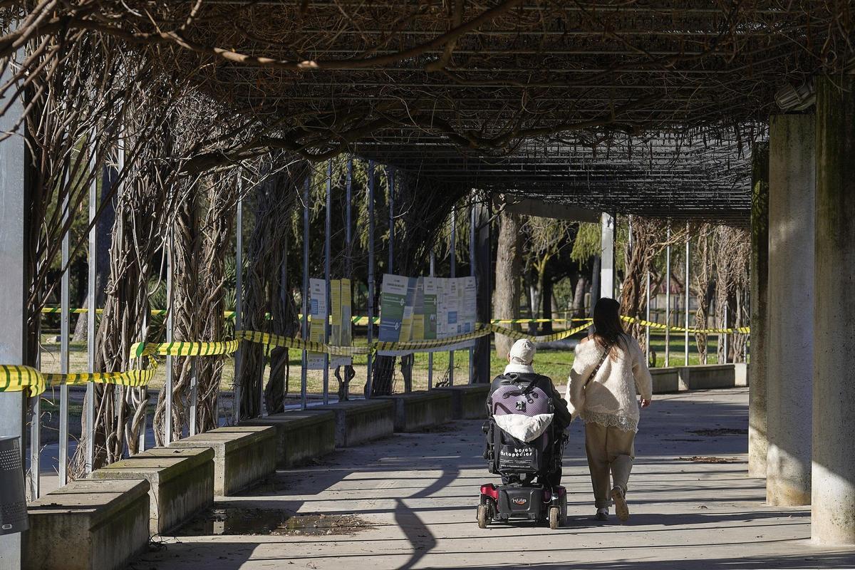 Cintes que impedeixen el pas a diferents parts del parc.