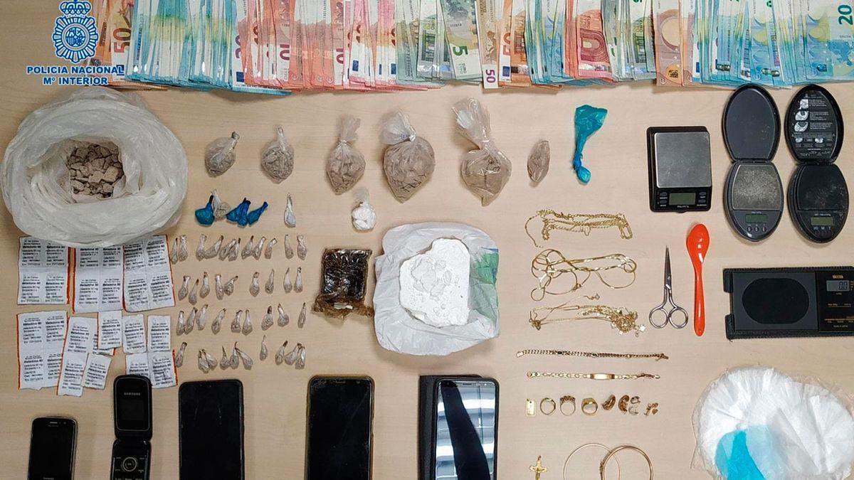 Algunos de los objetos aprehendidos por la Policía en la operación.